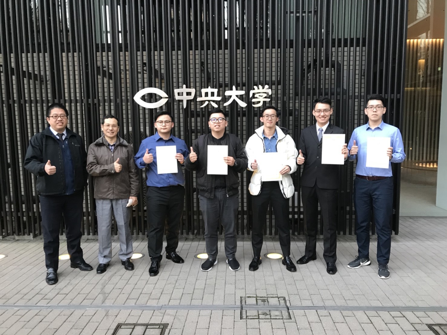 圖二、團隊成員左起聯大副校長侯帝光、郭智賢教授、董昱佑同學、鄭大昕同學、許博皓同學、張晏誠同學與趙長威同學