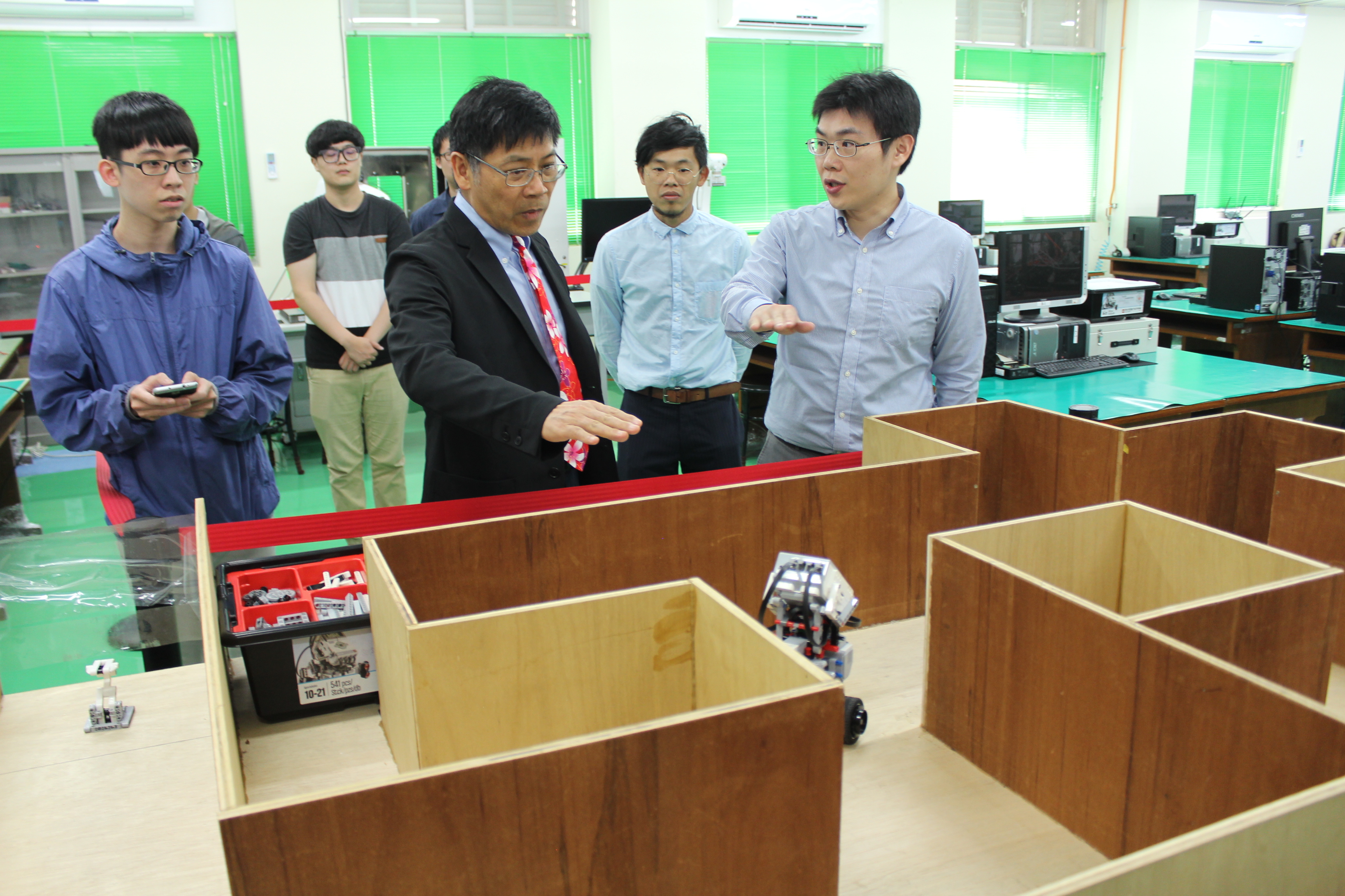 圖七、參觀機械系館內聯合大學特色實驗室(五)