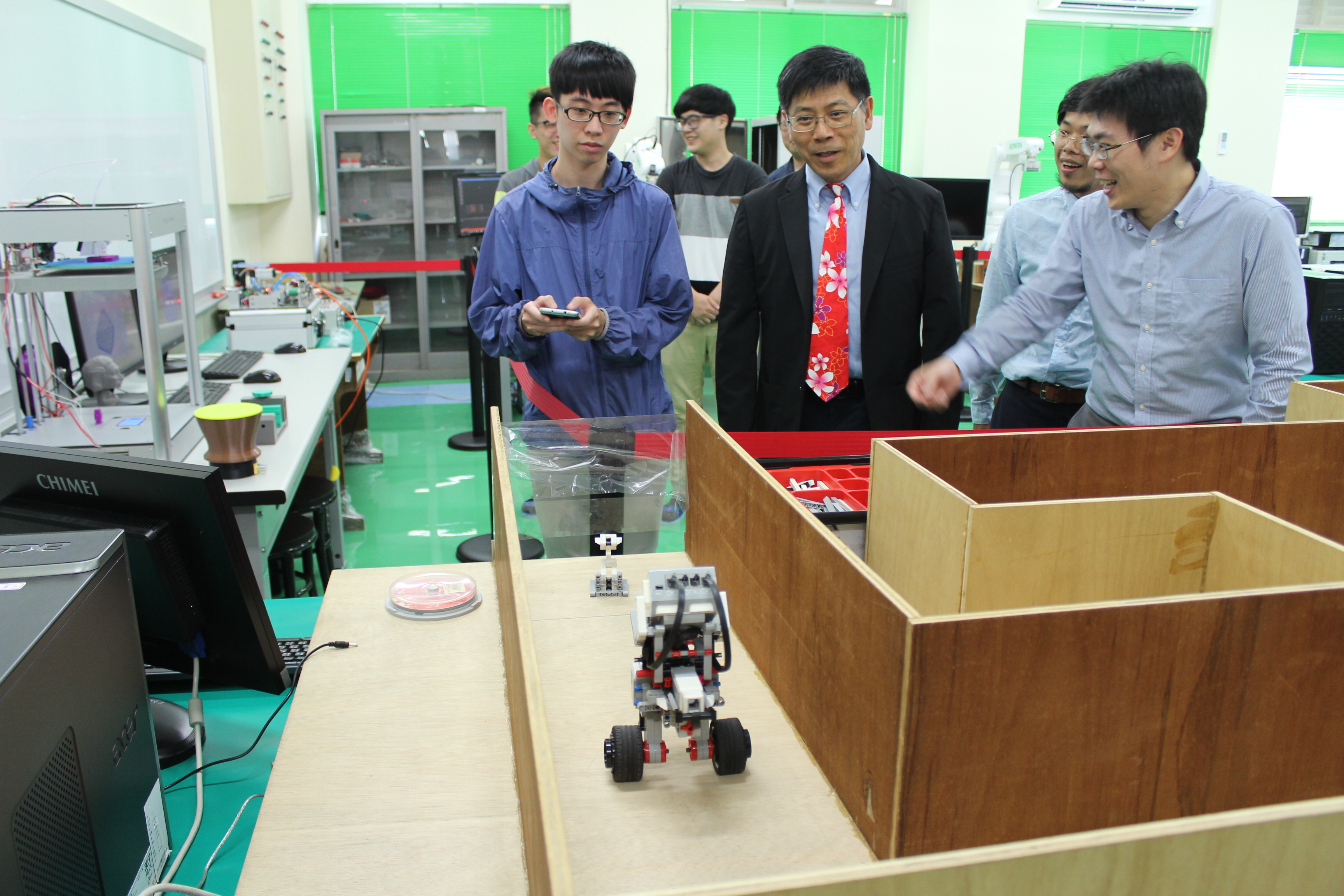 圖五、參觀機械系館內聯合大學特色實驗室(三)
