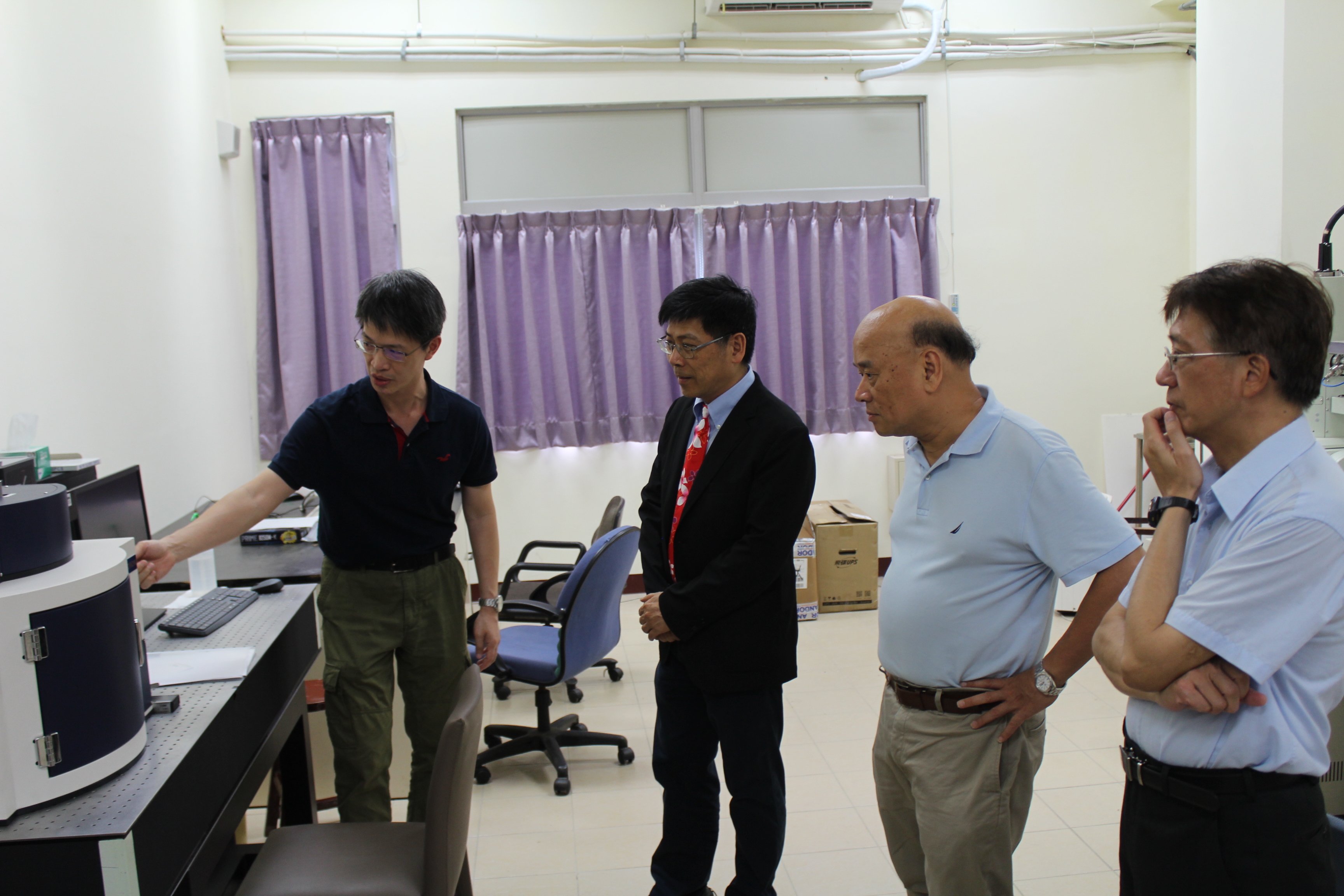圖十一、參觀材料系館內聯合大學特色實驗室(二)