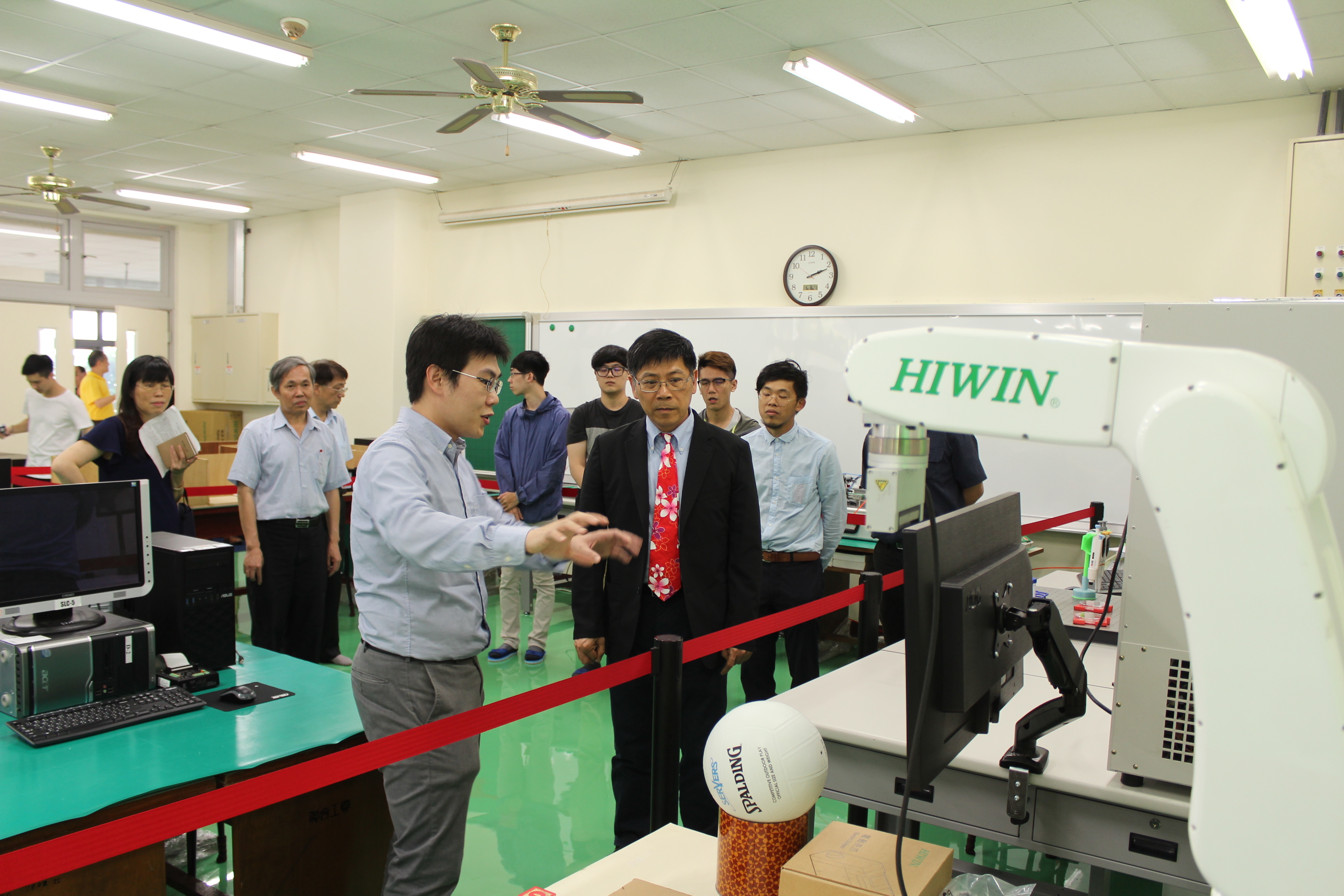 圖四、參觀機械系館內聯合大學特色實驗室(二)